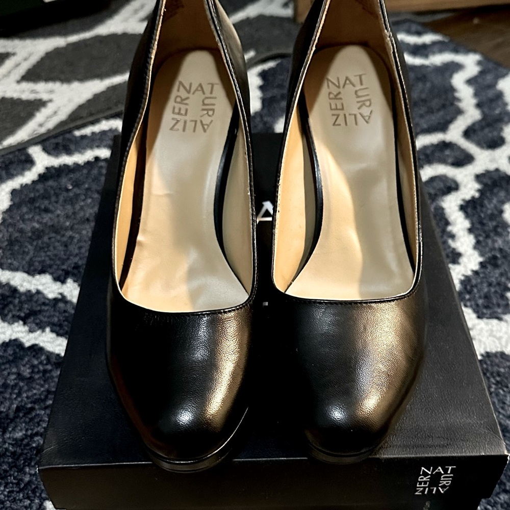 NIB never worn Black Leather Naturalizer Pumps size 7.5